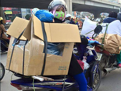 Ảnh mẹ đóng thùng đèo con về quê ăn Tết gây sốc