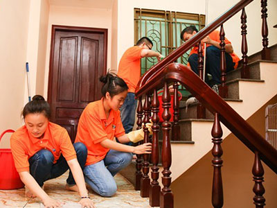 Sinh viên rủ nhau dọn nhà thuê kiếm tiền tiêu Tết