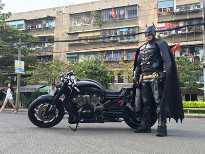 Chàng trai Việt Nam đầu tư cả bộ Batman, xuống phố chơi Tết