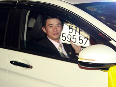Địa ốc thưởng Tết bằng ôtô