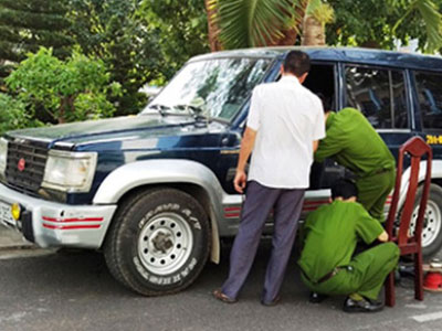 Ráo riết truy lùng nhóm hung thủ chặn xe ô tô sát hại người cầm lái