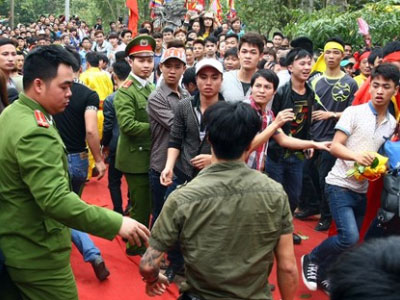 200 cảnh sát hóa trang chống trộm cắp ở lễ hội