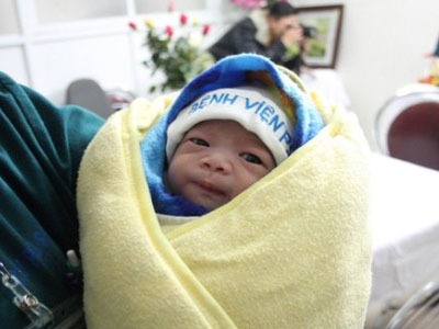 Bé gái chào đời vào thời khắc đầu tiên năm Bính Thân