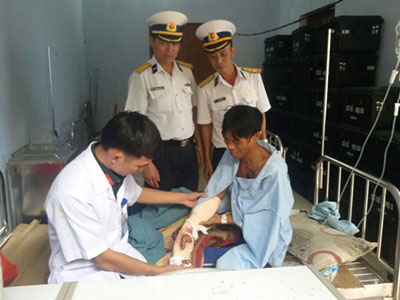 Bộ đội Trường Sa cấp cứu ngư dân bị tai nạn trên biển