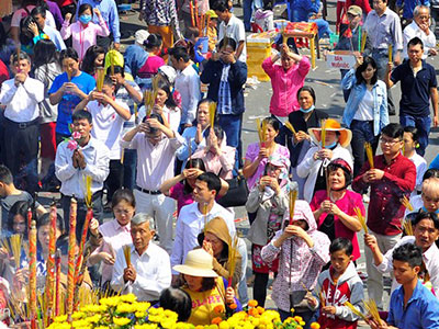 Người Sài Gòn đi chùa, phóng sinh cầu xuân an lành