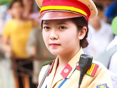 Những bóng hồng đứng chốt giờ cao điểm