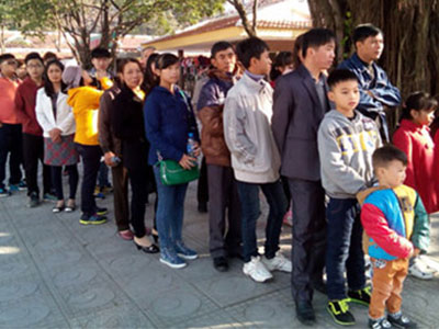 Đông đảo người dân cả nước viếng Lăng Bác vào ngày mùng 2 Tết