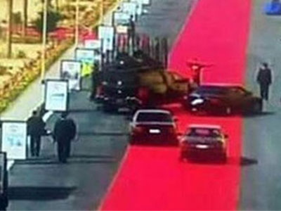 Người dân bức xúc vì thảm đỏ dài 4km để đón lãnh đạo