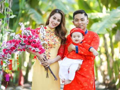 Kubi hớn hở đón mùa xuân đầu tiên bên bố mẹ