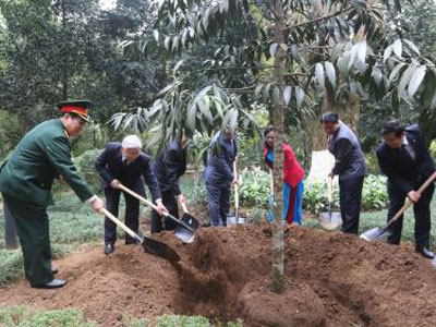 Tổng Bí thư dâng hương tưởng niệm Chủ tịch Hồ Chí Minh tại Khu di tích K9