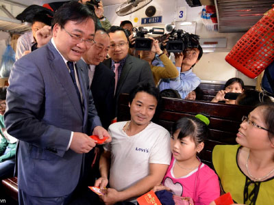 Bí thư Hà Nội Hoàng Trung Hải lì xì cho khách đi tàu xe