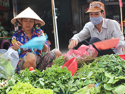 Cố giữ giá, tiểu thương chợ lẻ TP HCM chia nửa bó rau để bán