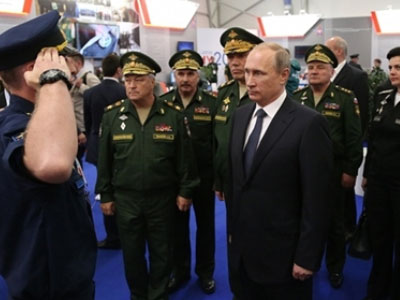 Putin đột nhiên cho 10 tướng lĩnh nghỉ việc