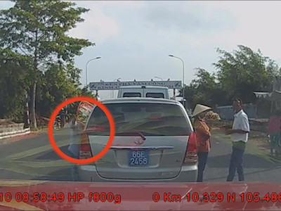 Dàn cảnh chèo kéo bán hàng, trộm túi xách ở phà Vàm Cống