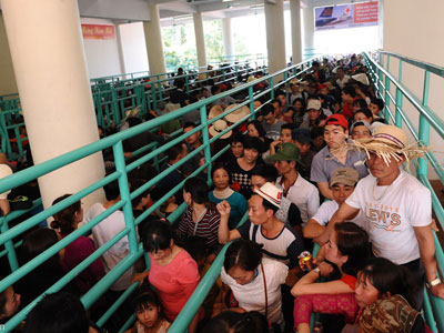 Xếp hàng 2 tiếng chưa lên được cáp treo đi Chùa Hương