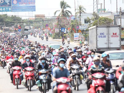 Đường miền Tây chật cứng xe máy đổ về Sài Gòn