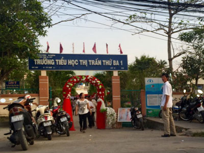 Nhiều xe biển xanh đi dự đám cưới tổ chức tại trường học