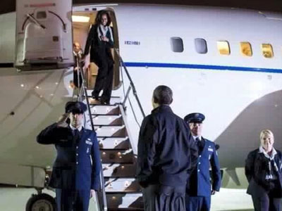 Tấm ảnh Obama đích thân ra sân bay đón vợ khiến người ta thêm tin vào tình yêu đôi lứa
