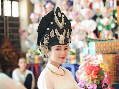 Vẻ đẹp hút hồn của bốn cô đồng 9X xinh nhất Hà thành