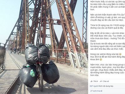 Chàng trai đi xe đạp gom túi nilon trên cầu Long Biên