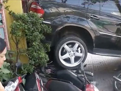 Mercedes GL "hạ gục" hàng loạt xe máy sau cú lùi "bá đạo"