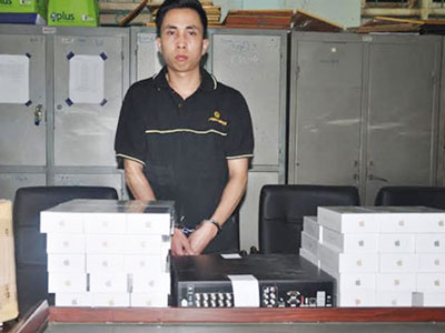 Nhân viên trộm 90 iPhone khai... cần tiền cưới vợ