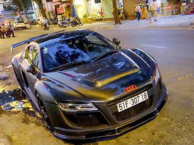 Siêu xe Audi R8 độ đồ chơi hàng hiệu trên phố Sài Gòn