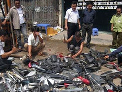 Thu giữ hàng nghìn phụ tùng xe cũ tại "chợ Trời"