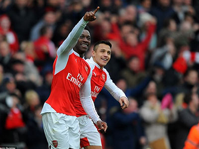 Welbeck tặng thêm cho Van Gaal một cú tạt tai
