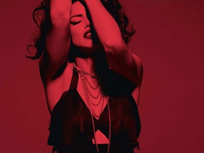 Adriana Lima "bỏng rẫy" với sắc đỏ đam mê