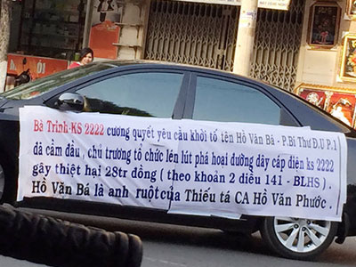 Bà chủ khách sạn căng băng rôn diễu phố bêu tên cán bộ