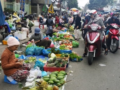 Chuyện lạ: Lên phố mua rau mang về quê bán, lãi bạc triệu/ngày