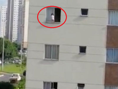 Clip: Nghẹt thở khoảnh khắc bé 1 tuổi chơi đùa ở cửa sổ tầng 3