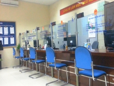 Công sở hiu hắt, đền chùa chật cứng