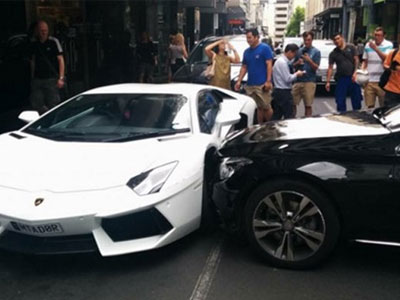 Mercedes C-Class đâm ngang Lamborghini Aventador