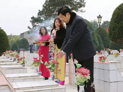 Chủ tịch nước dâng hương các liệt sĩ trong cuộc chiến tranh biên giới phía Bắc