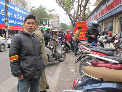 Gửi xe mua vàng Thần Tài, khách bị “chặt chém”