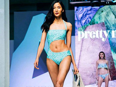 Hoàng Thùy phô diễn đường cong trên sàn diễn bikini tại London