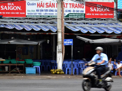 Nhà hàng hắt đồ ăn vào khách thiếu chứng nhận an toàn thực phẩm
