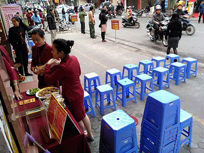 Nhịn đói, chờ 1.000 người để mua vàng thần tài lấy may