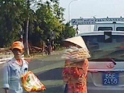 Truy bắt 2 thanh niên trộm túi xách trong ôtô biển xanh