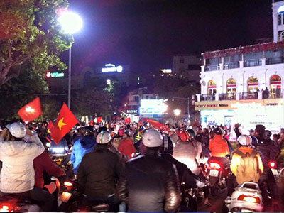 CĐV Việt Nam xuống đường ăn mừng chiến tích World Cup
