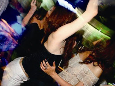 Một đêm hừng hực "chiều" 3 quý bà khát tình của gã trai Hà thành