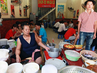 Nghe chửi mà vẫn ăn, hỏi sao không bị "chặt chém"!