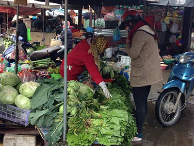 Rau xanh cháy hàng, bánh kẹo và đồ khô ế ẩm sau Tết