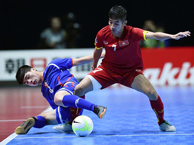 Từ cầu thủ đá phủi, nhân viên tiếp thị đến tấm vé World Cup