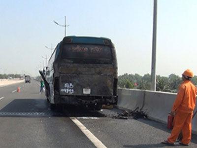 Xe 46 chỗ bốc cháy trên đường cao tốc