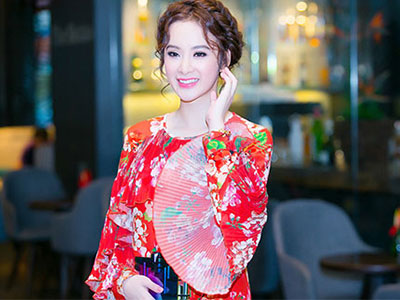Đàn chị “sốc” vì bản tính thật của Angela Phương Trinh