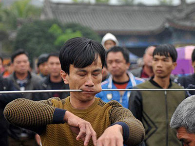 Rợn người với cảnh xuyên thanh sắt qua má