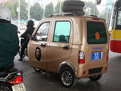 Xuất hiện “ô tô” 3 bánh biển xanh vi vu giữa Thủ đô